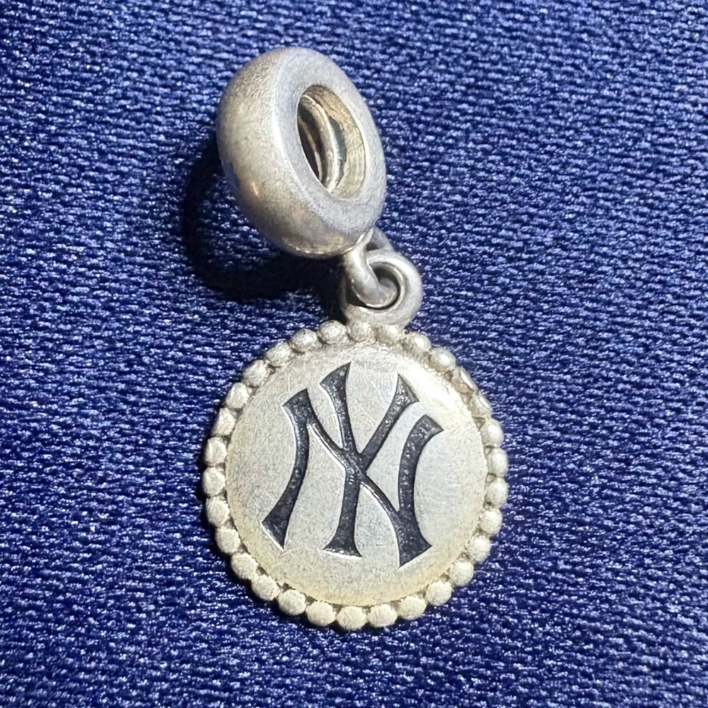 😎🌺Charm Pandora NY Yankees Pendant Sterling Silver (bracelet not included) - Picture 2 of 5